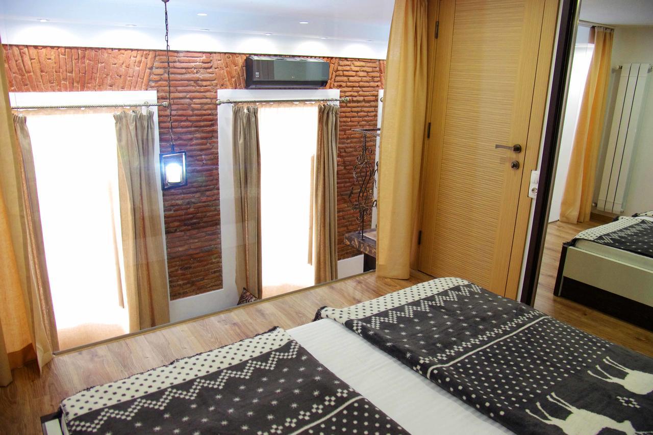 Apartment On Tabidze *