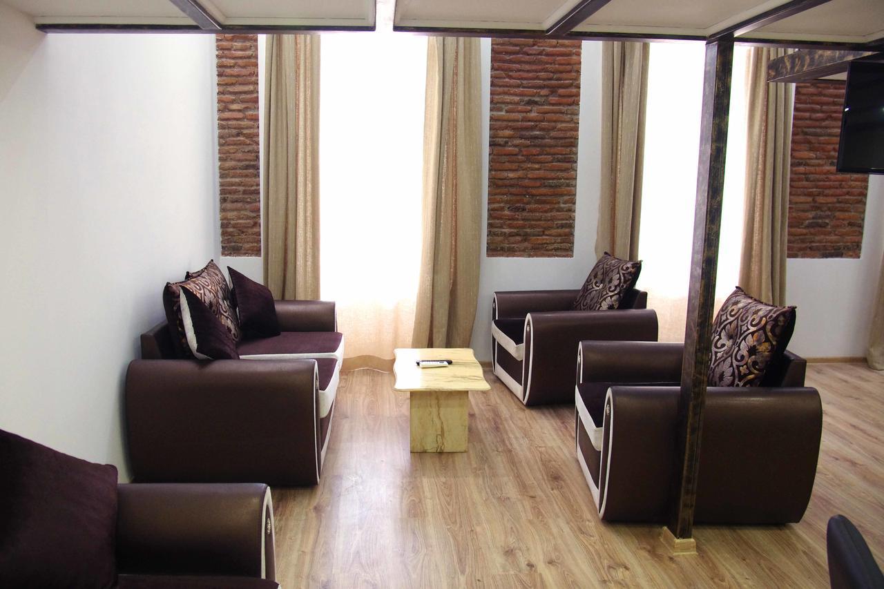 Apartment On Tabidze *