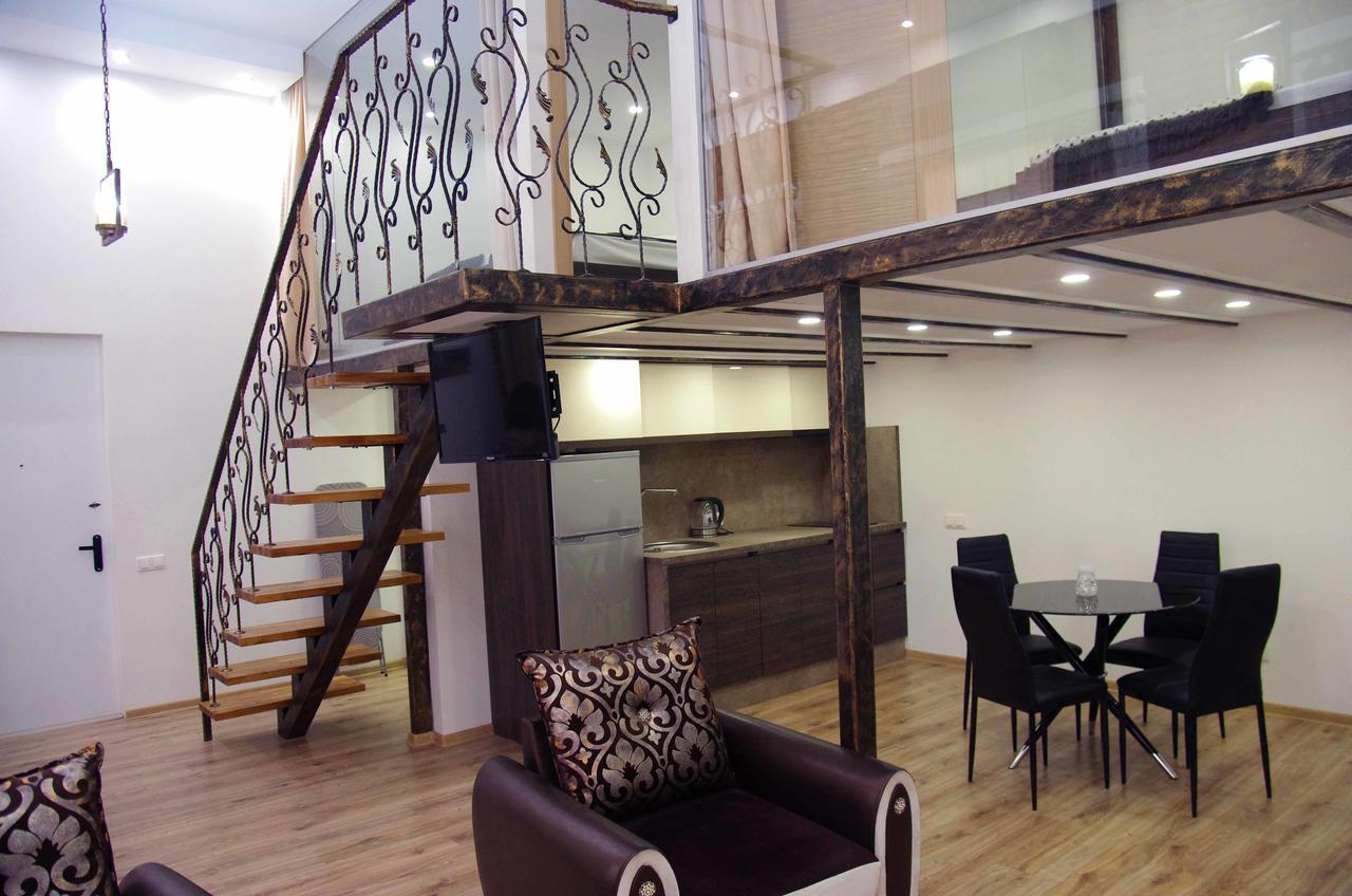Apartment On Tabidze *